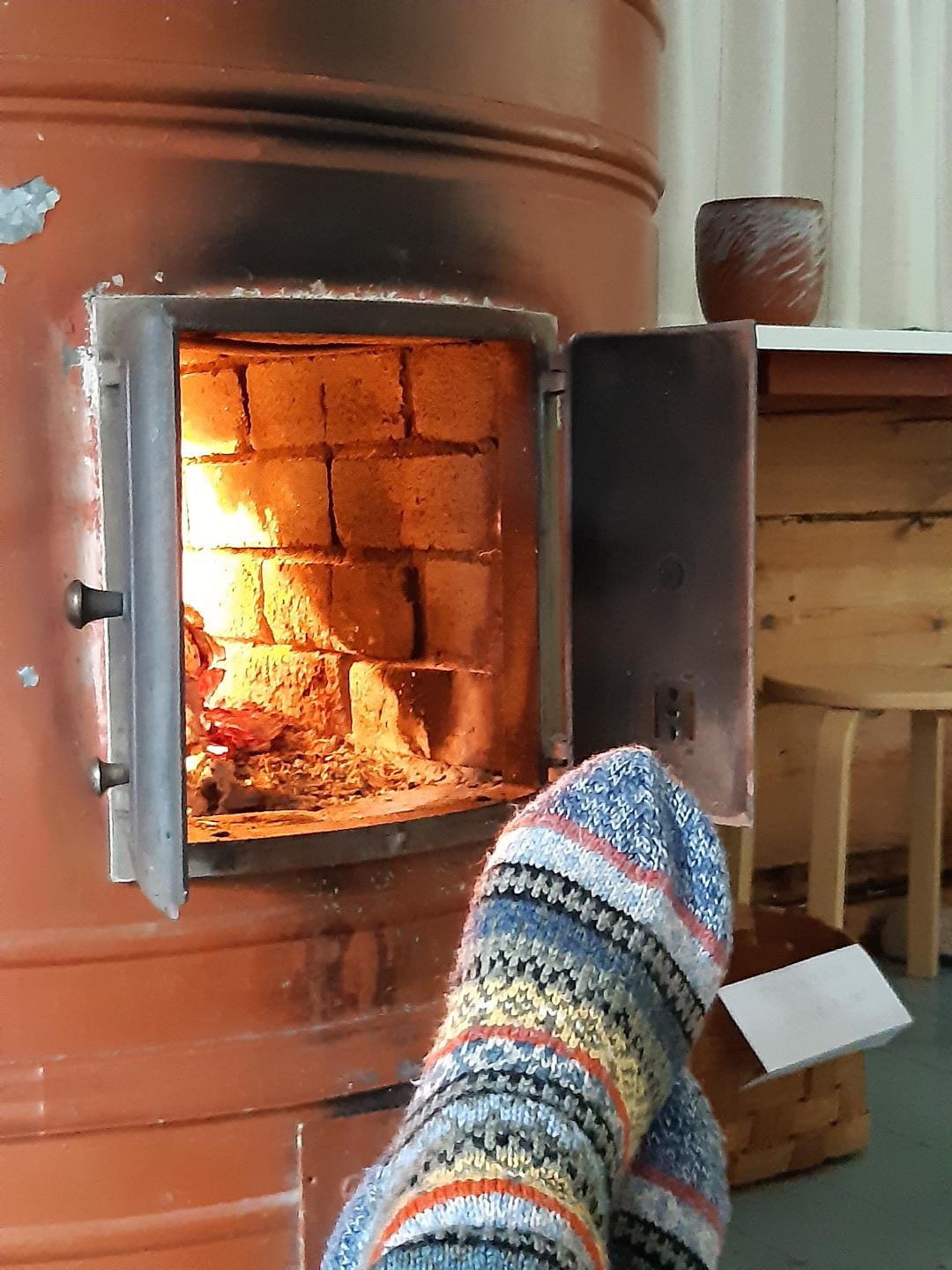 villasukissa uunin edessä
